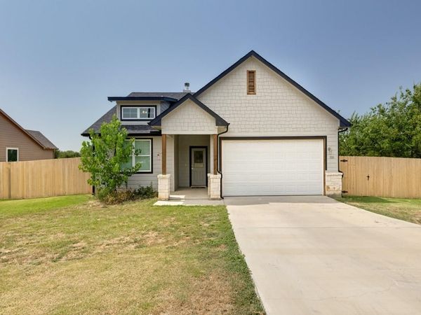 310 Oakwood Avenue, Jacksboro, TX 76458