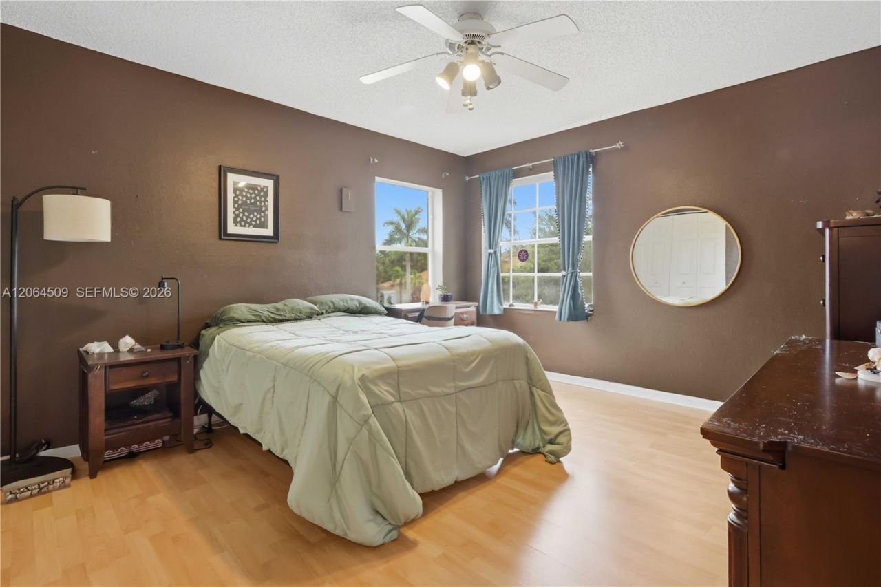 1040 NW 185th Ave , Pembroke Pines, FL 33029 Photo