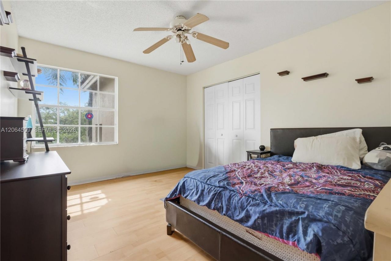1040 NW 185th Ave , Pembroke Pines, FL 33029 Photo