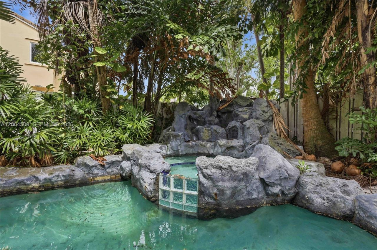 1040 NW 185th Ave , Pembroke Pines, FL 33029 Photo