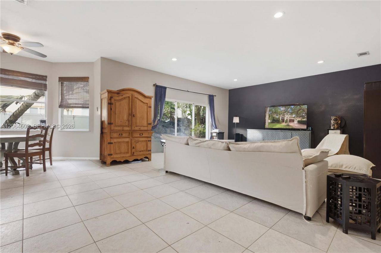 1040 NW 185th Ave , Pembroke Pines, FL 33029 Photo