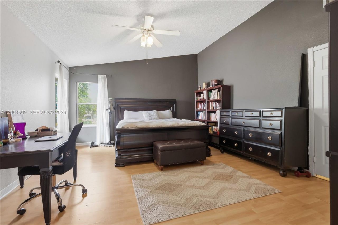 1040 NW 185th Ave , Pembroke Pines, FL 33029 Photo