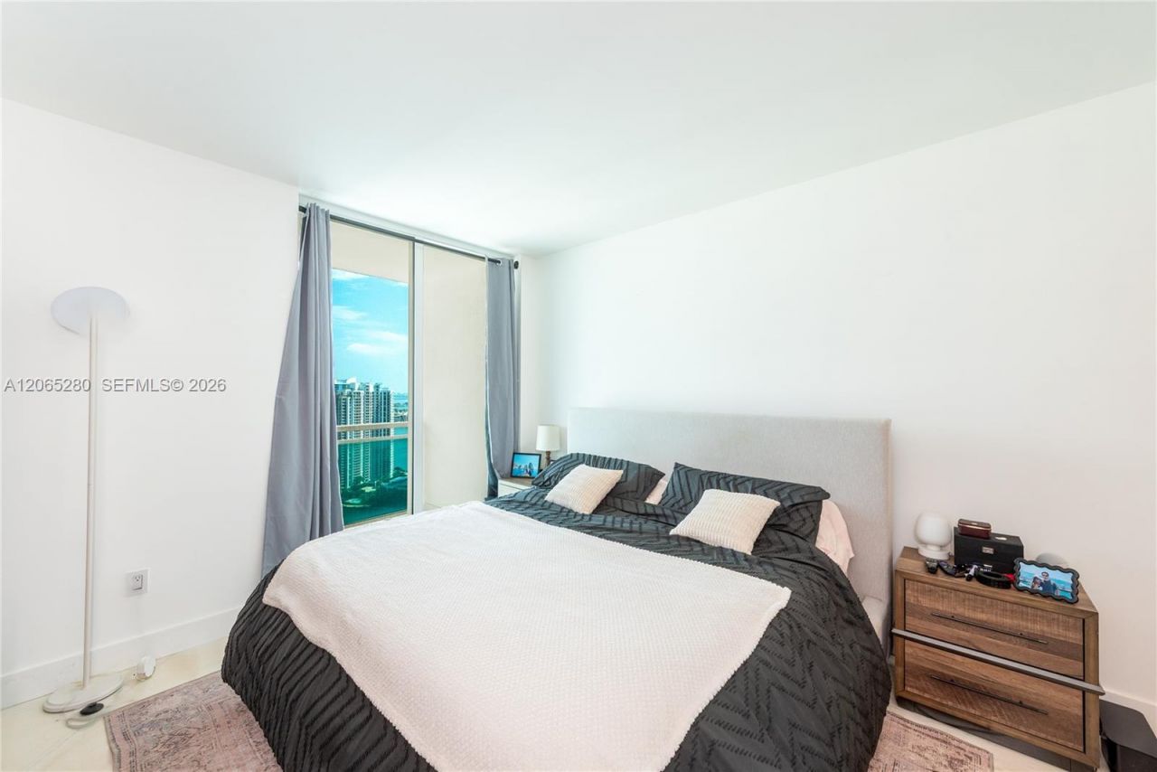 950 Brickell Bay Dr , Unit 3904, Miami, FL 33131 Photo