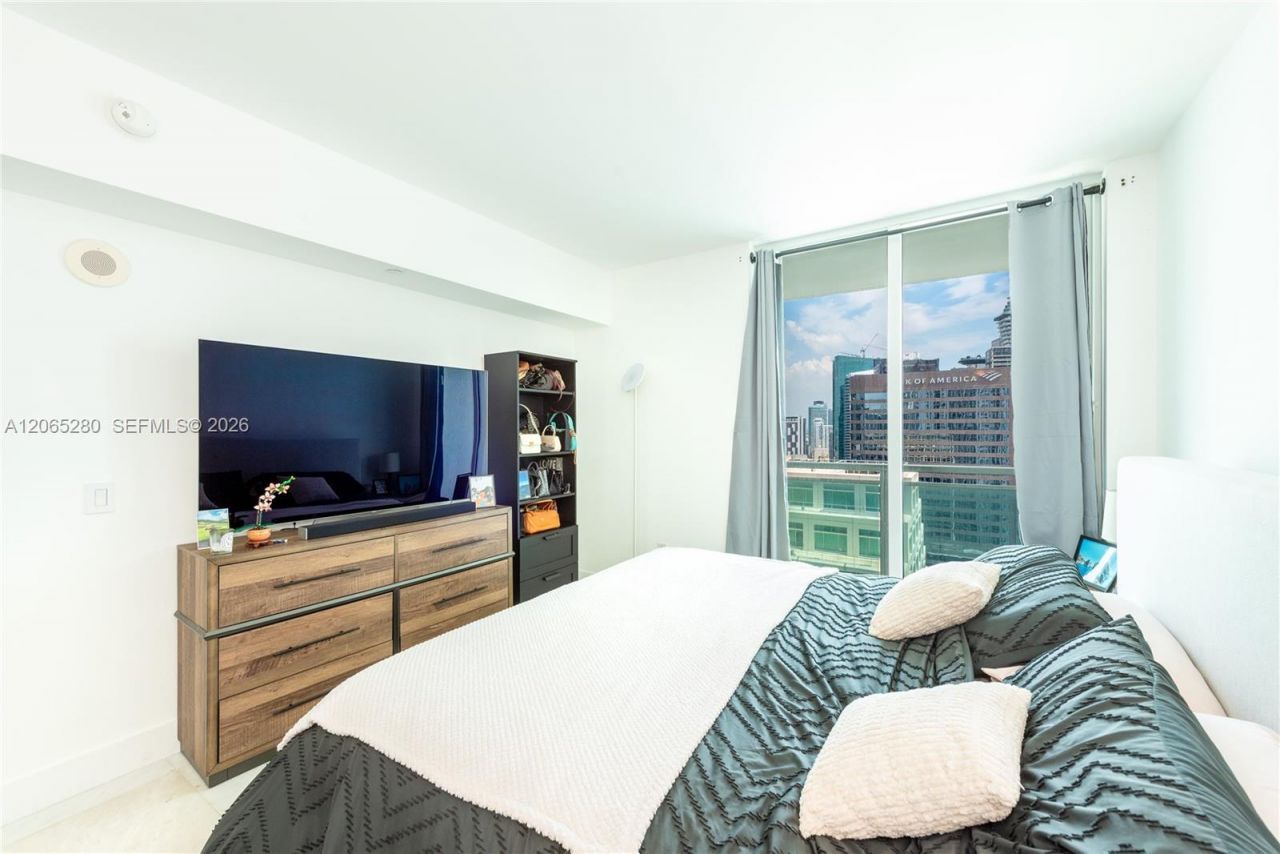 950 Brickell Bay Dr , Unit 3904, Miami, FL 33131 Photo