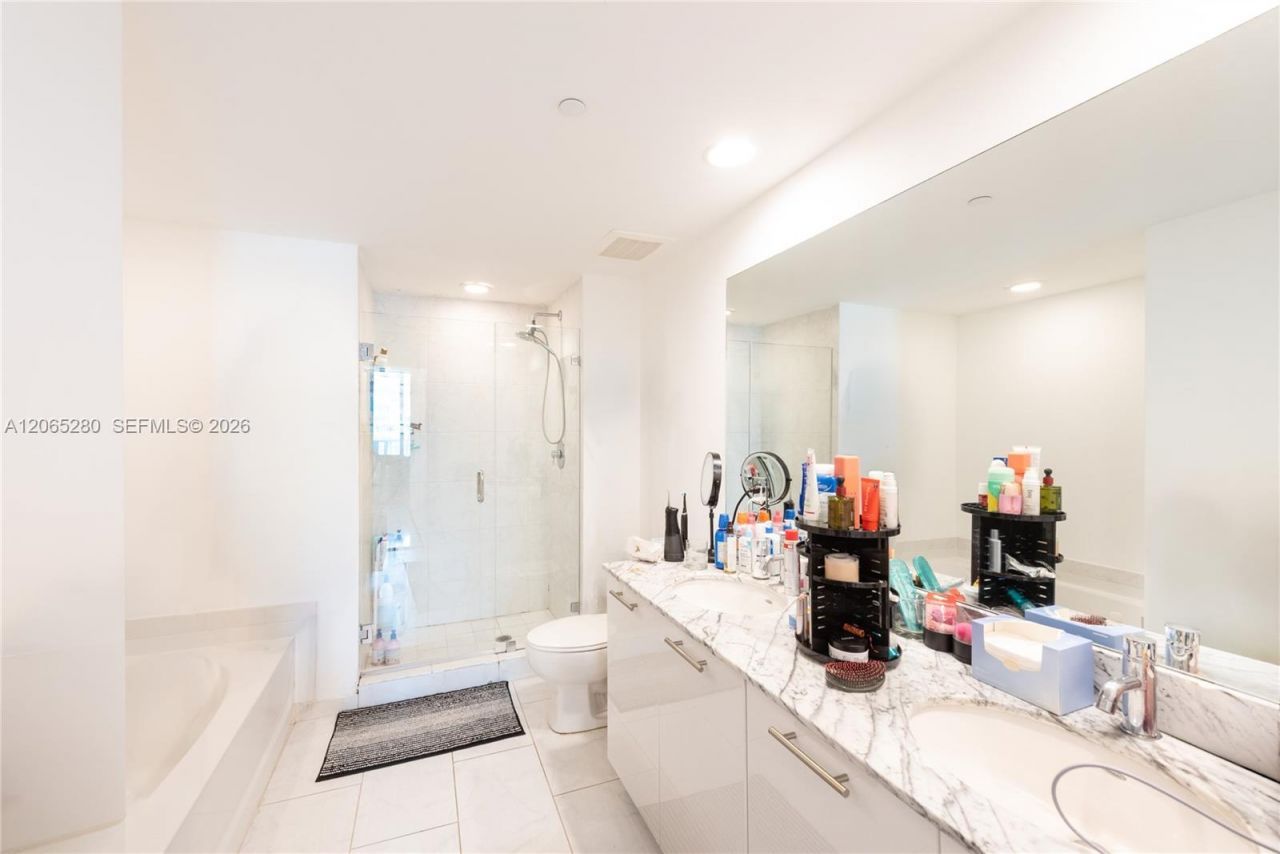 950 Brickell Bay Dr , Unit 3904, Miami, FL 33131 Photo