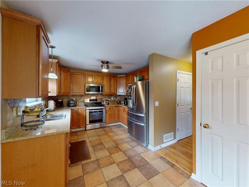 2147 Tucks Track Drive, Cleveland, OH 44102 Photo 10