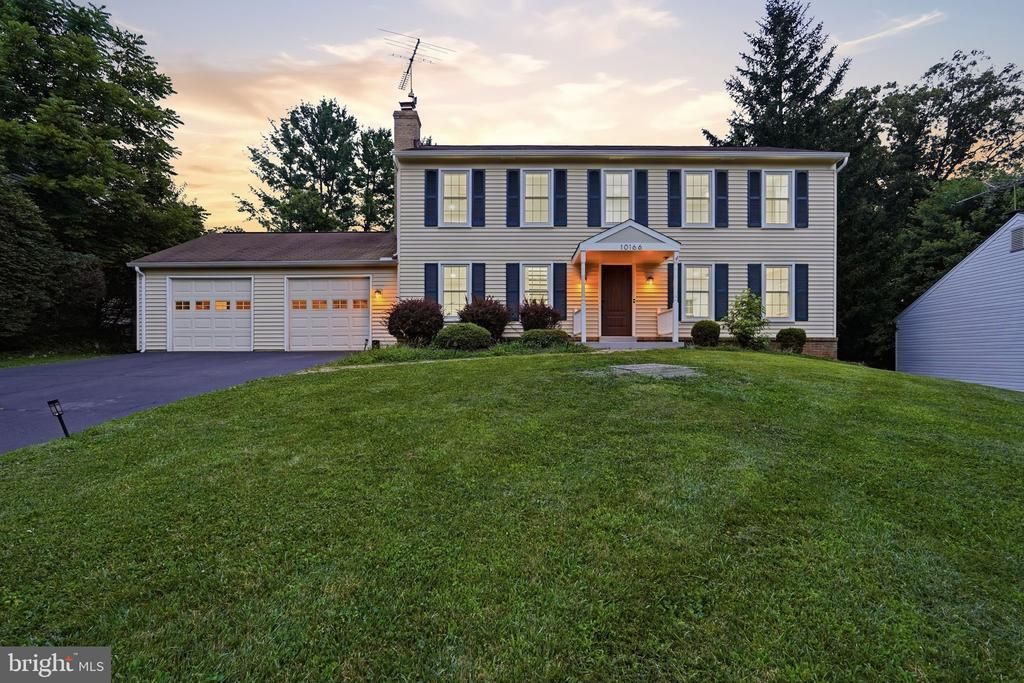 10166 Yorktown Way, Great Falls, VA 22066 Main Photo