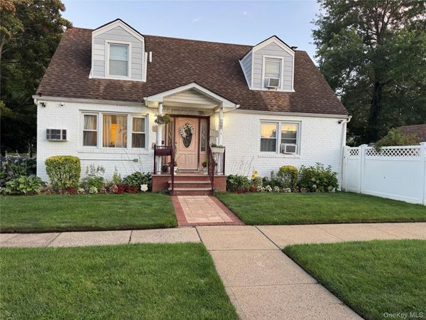 276 85th Avenue , Floral Park, NY 11001
