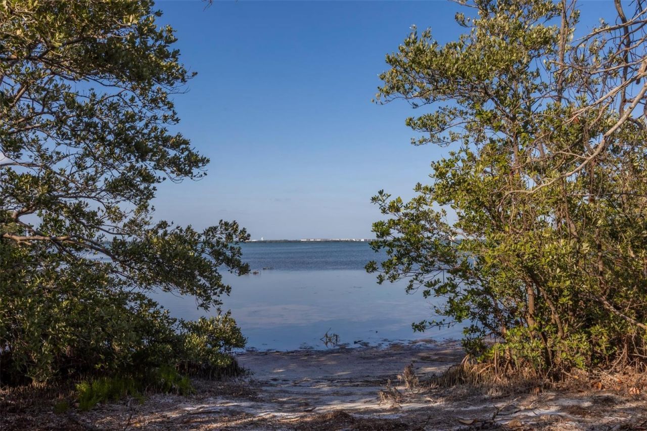 561 Gulf Bay Road, Longboat Key, FL 34228 Photo