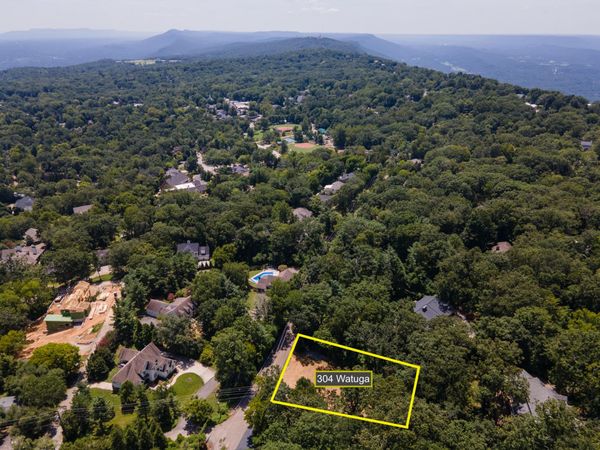 304 N Watauga Lane, Lookout Mountain, TN 37350