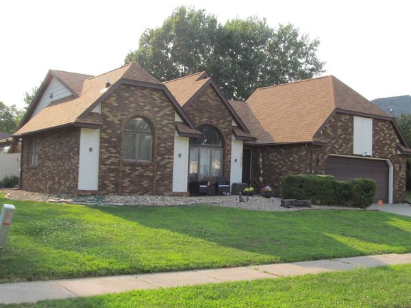 3707 77th Street Court , Moline, IL 61265