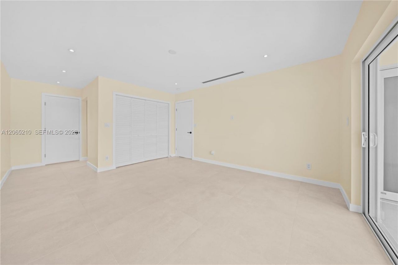 1400 NE 191st St , Unit 305, Miami, FL 33179 Photo