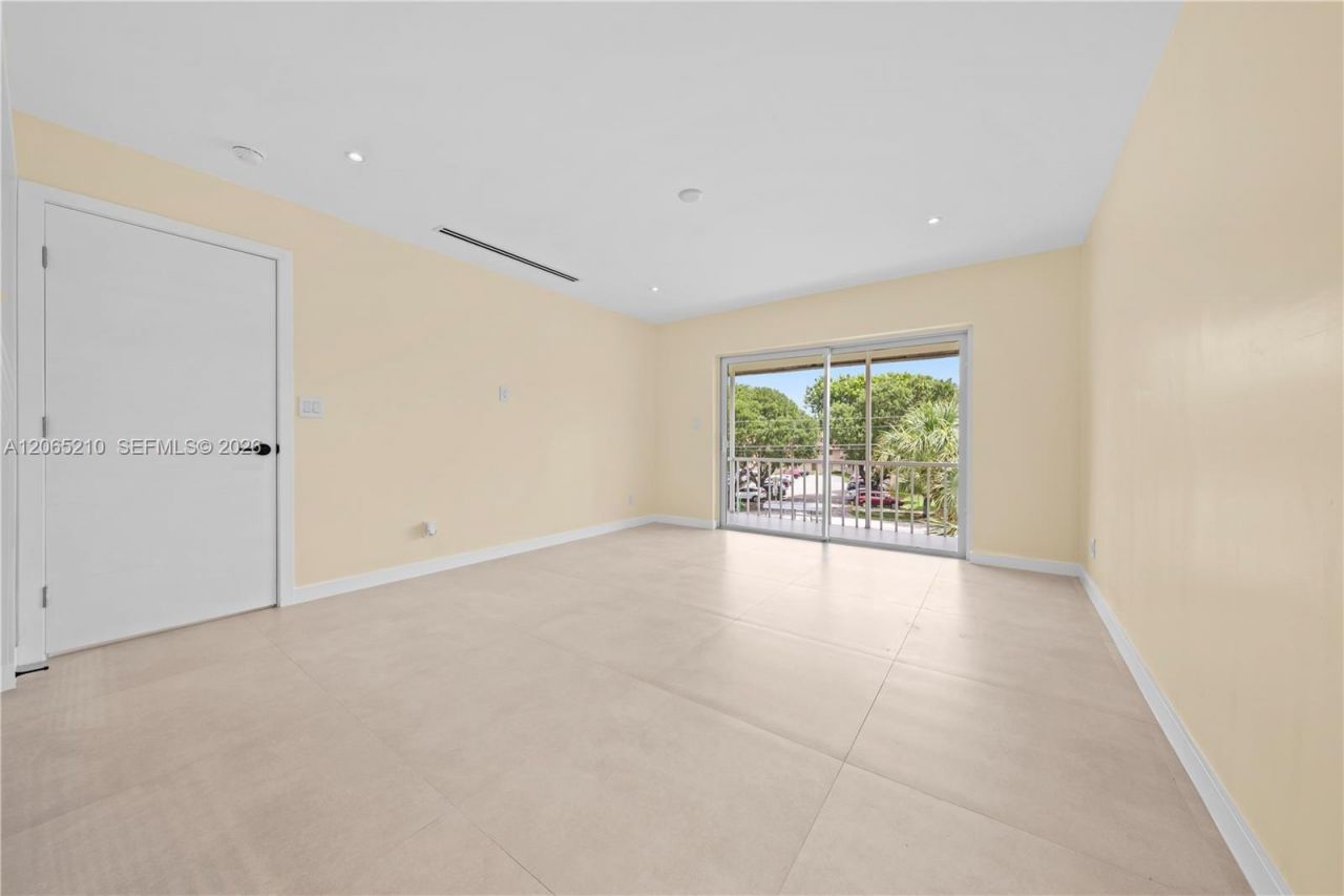 1400 NE 191st St , Unit 305, Miami, FL 33179 Photo