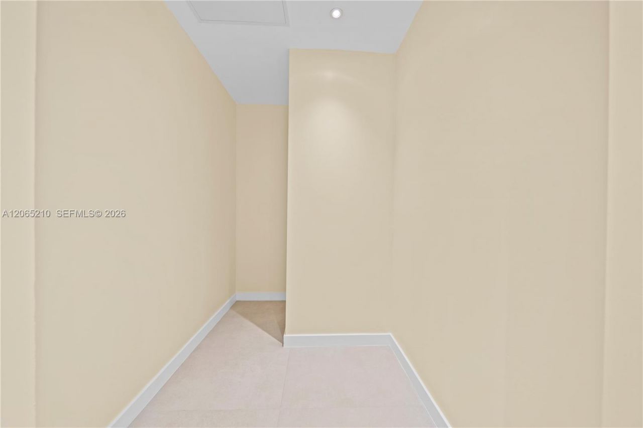 1400 NE 191st St , Unit 305, Miami, FL 33179 Photo