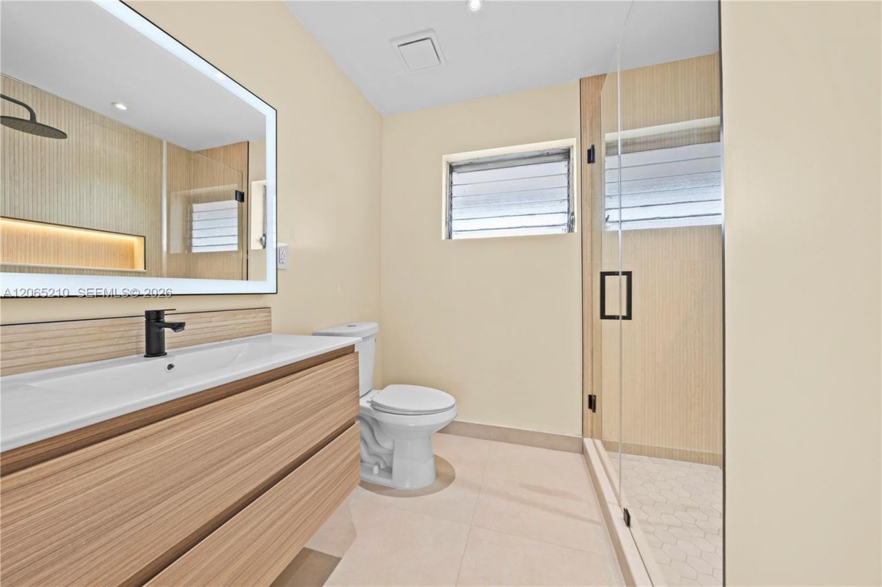 1400 NE 191st St , Unit 305, Miami, FL 33179 Photo