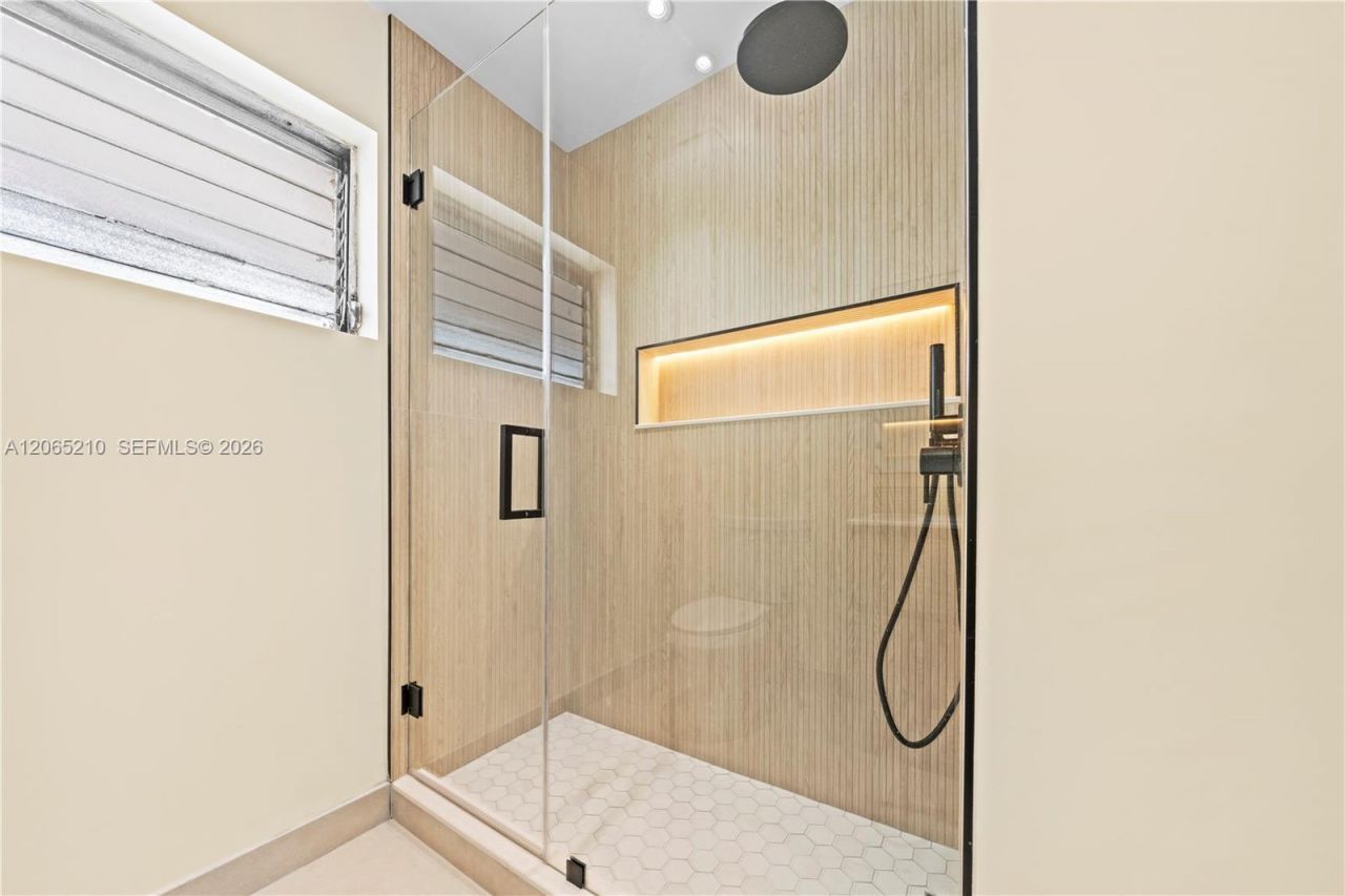1400 NE 191st St , Unit 305, Miami, FL 33179 Photo