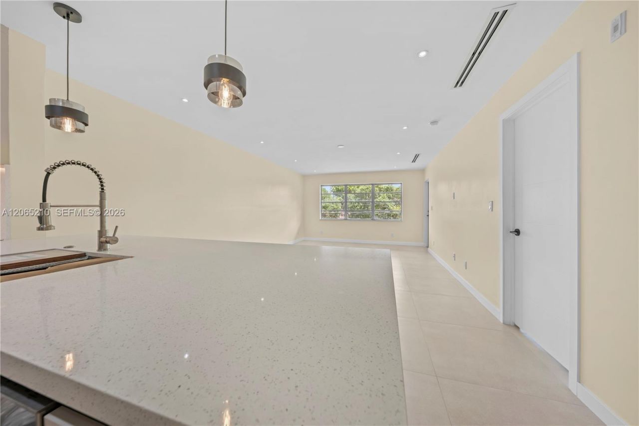1400 NE 191st St , Unit 305, Miami, FL 33179 Photo