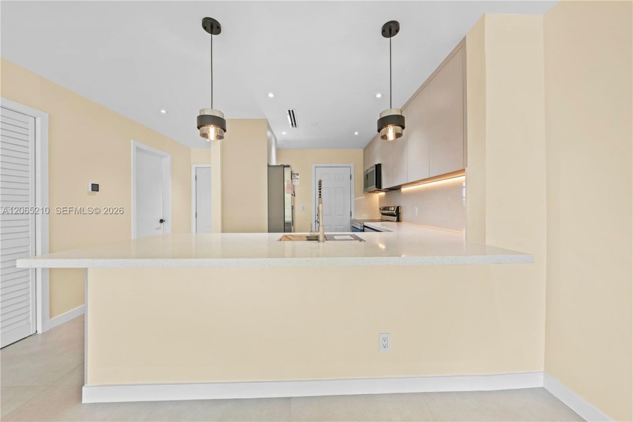 1400 NE 191st St , Unit 305, Miami, FL 33179 Photo