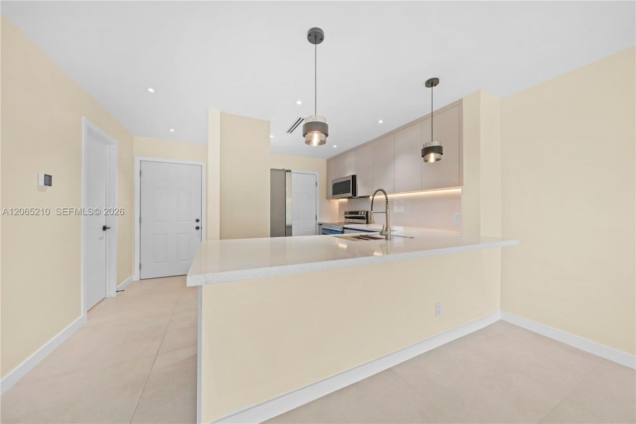 1400 NE 191st St , Unit 305, Miami, FL 33179 Photo