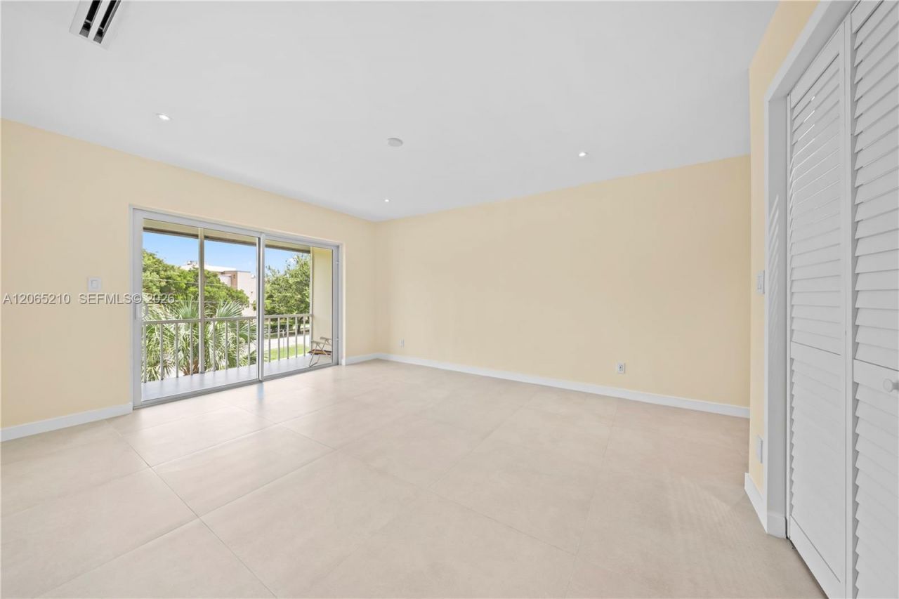 1400 NE 191st St , Unit 305, Miami, FL 33179 Photo