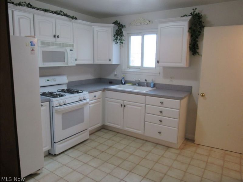 6176 Sylvia Drive, Brook Park, OH 44142 Photo 2