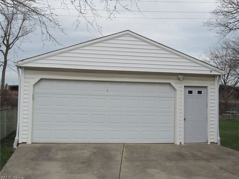 6176 Sylvia Drive, Brook Park, OH 44142 Photo 24
