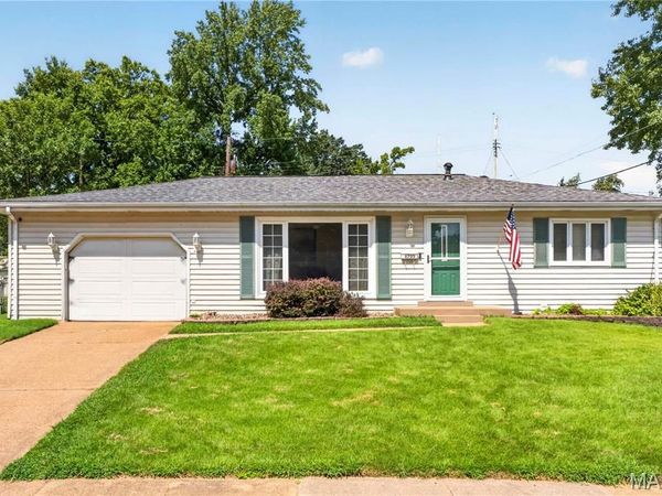 6705 Vineland, Hazelwood, MO 63042