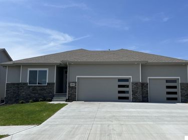9913 Prospect Street, Papillion, NE 68046