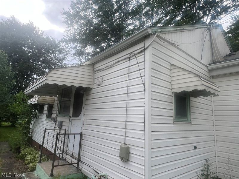 2085 Clermont Avenue NE, Warren, OH 44483 Photo 2
