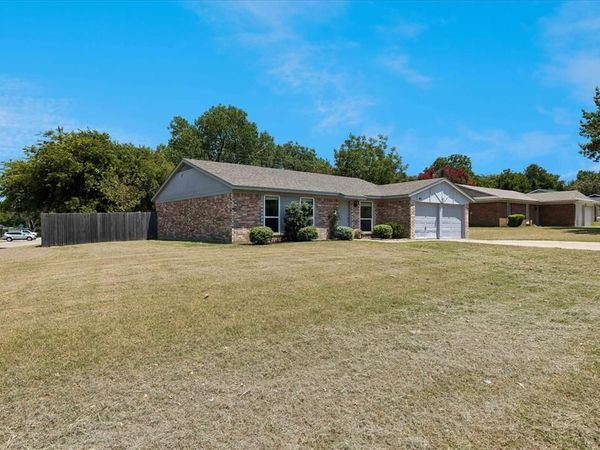401 S Walnut Creek Drive, Mansfield, TX 76063