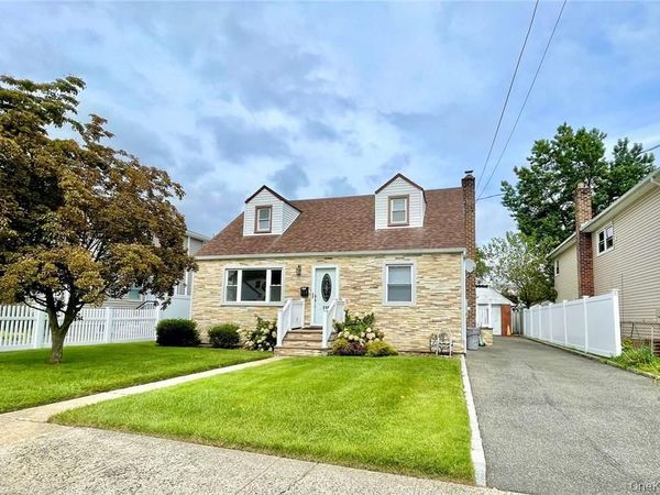 118 Manhattan Avenue, Westbury, NY 11590