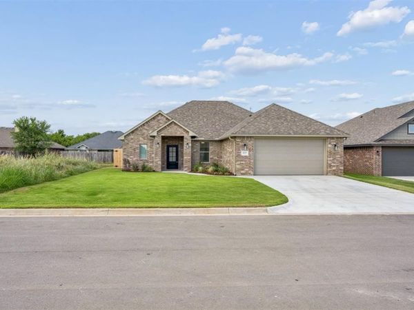209 NW Pine Avenue, Cache, OK 73527