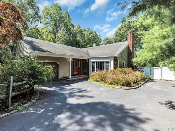 29 Columbine Avenue N, Hampton Bays, NY 11946