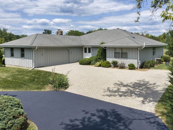 195 Clover Hill Lane , North Barrington, IL 60010