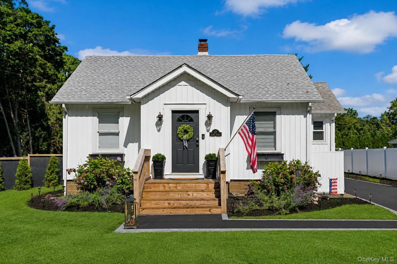 22 South Avenue, Smithtown, NY 11787 Main Photo