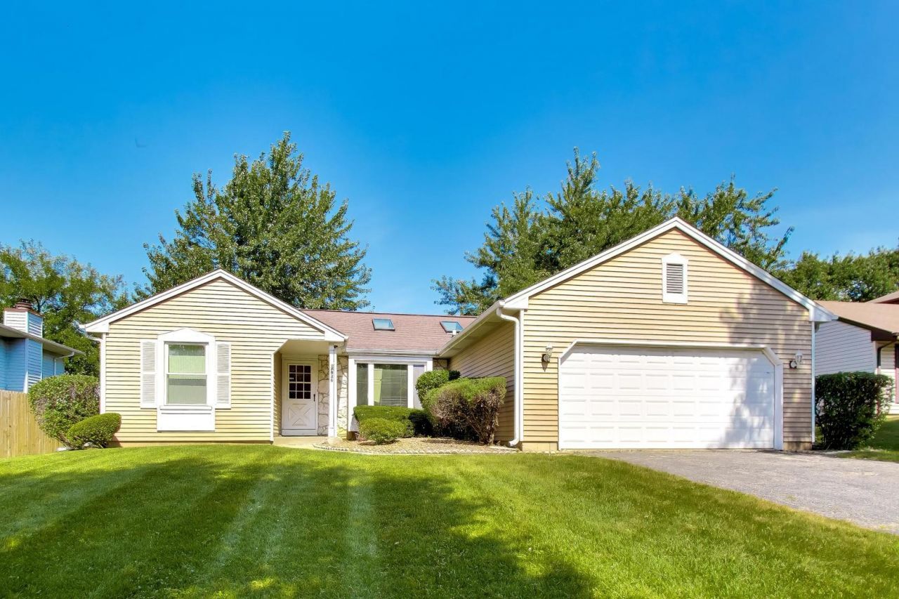 946 W Clearwater Street, Roselle, IL 60172 Main Photo