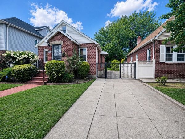 4948 Utopia Parkway , Fresh Meadows, NY 11365