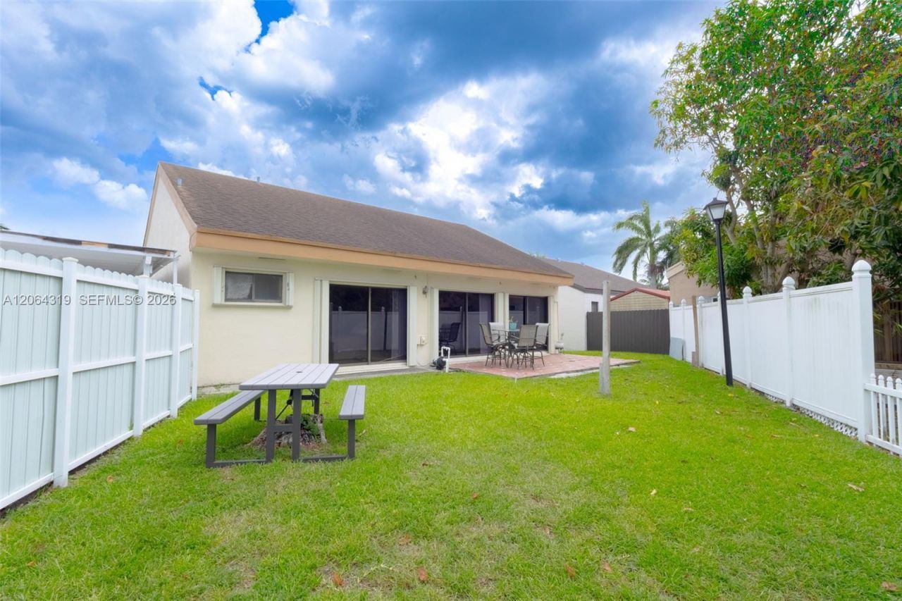 18772 NW 80th Ct, Hialeah, FL 33015 Photo