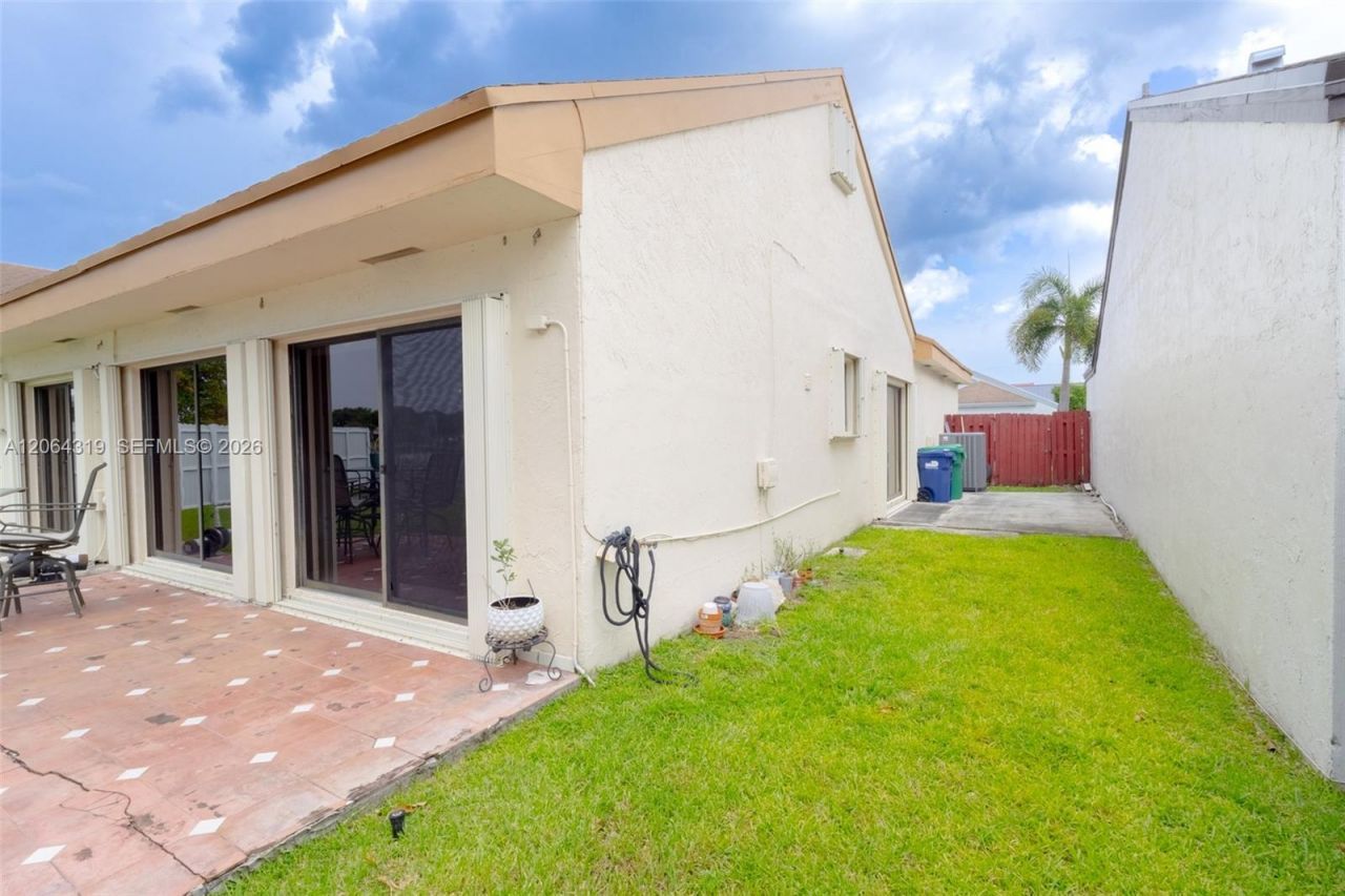 18772 NW 80th Ct, Hialeah, FL 33015 Photo