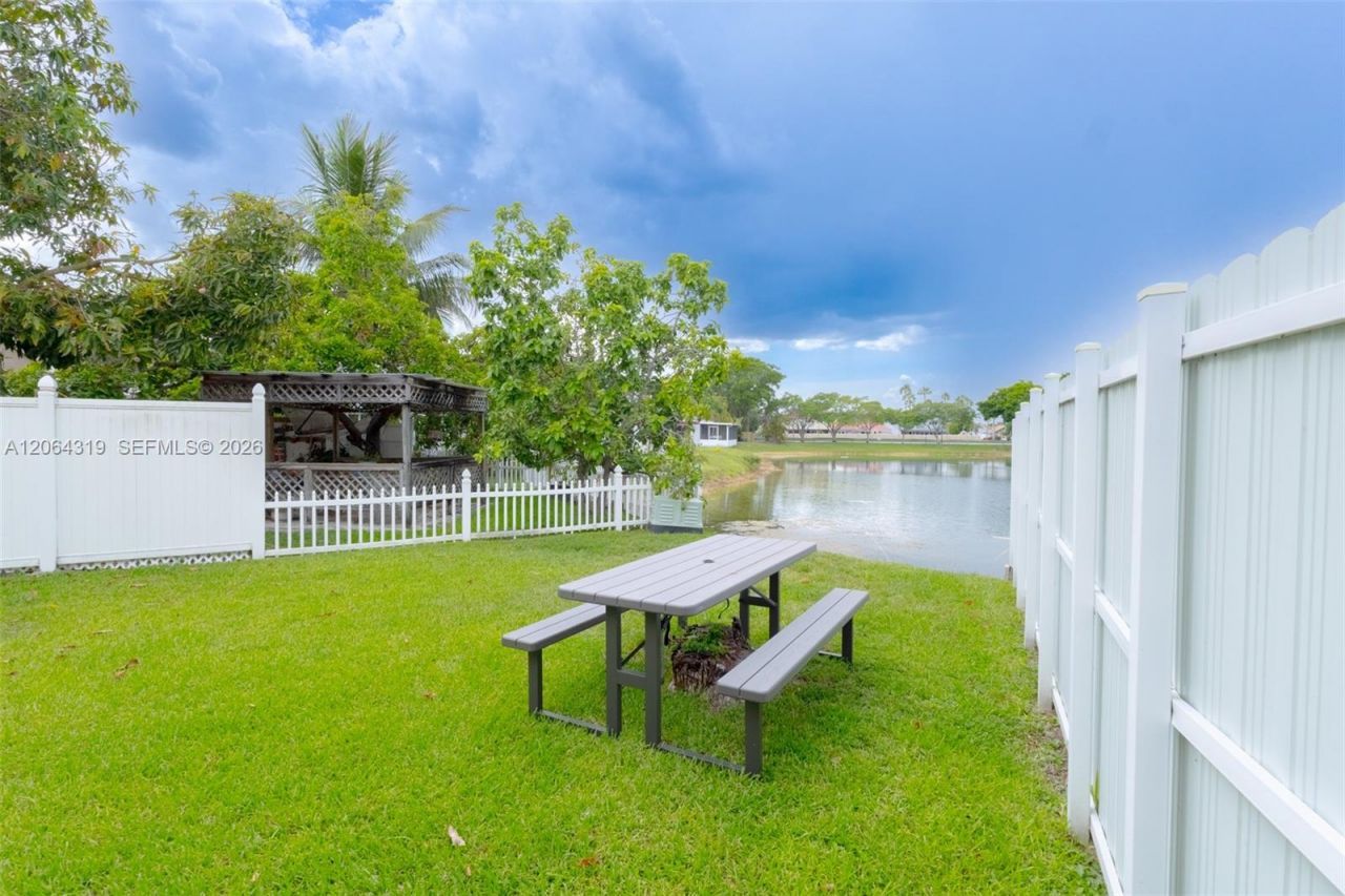 18772 NW 80th Ct, Hialeah, FL 33015 Photo