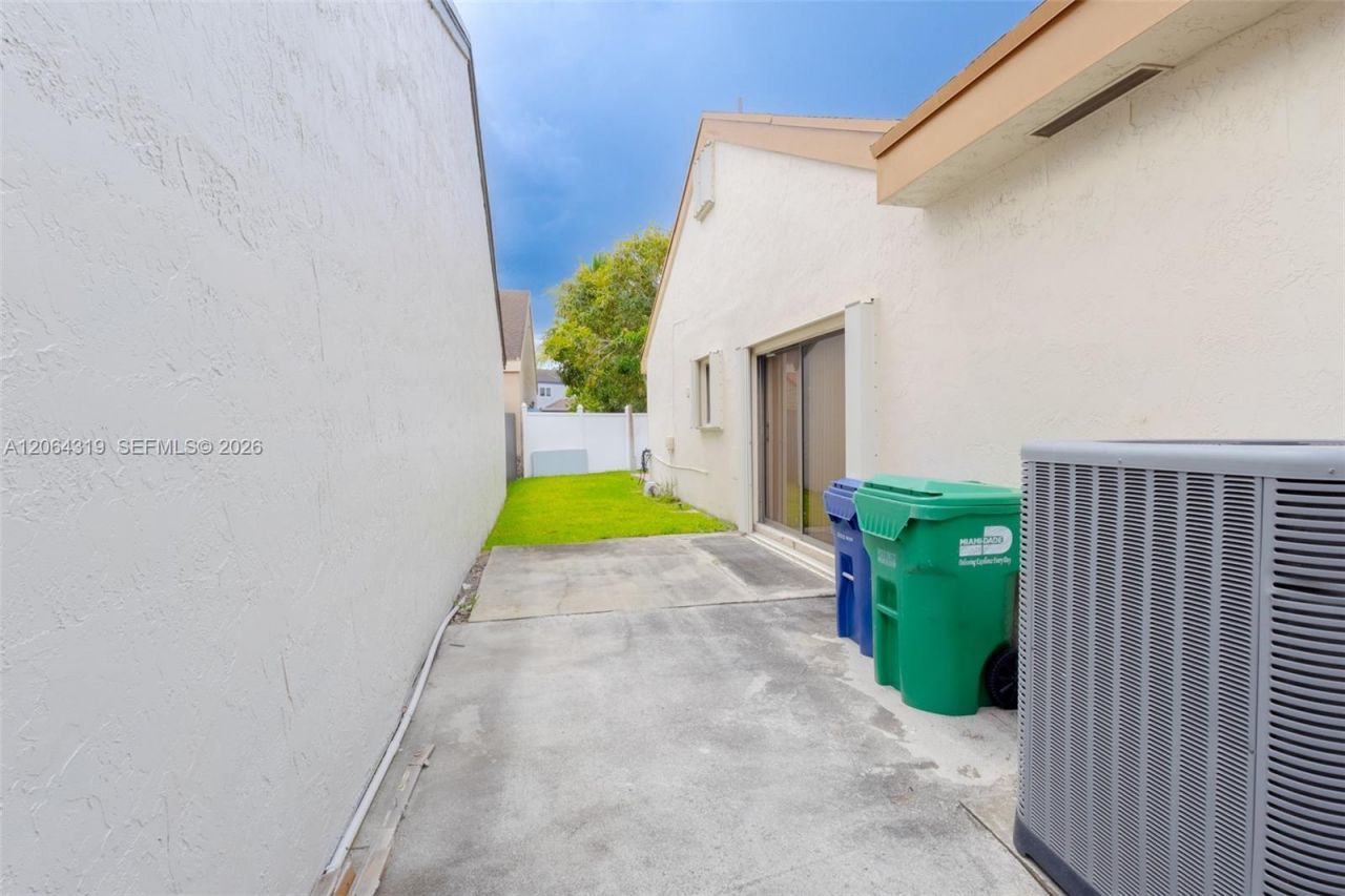18772 NW 80th Ct, Hialeah, FL 33015 Photo