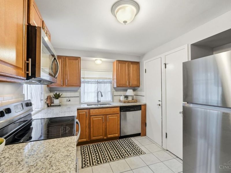 3783 S Broadlawn Circle, Silverton, OH 45236 Photo 12