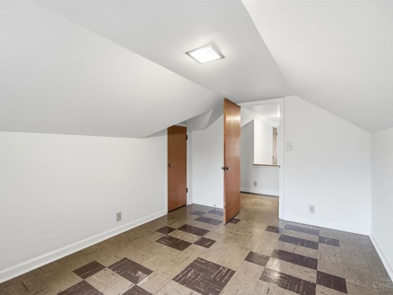 3783 S Broadlawn Circle, Silverton, OH 45236 Photo 22