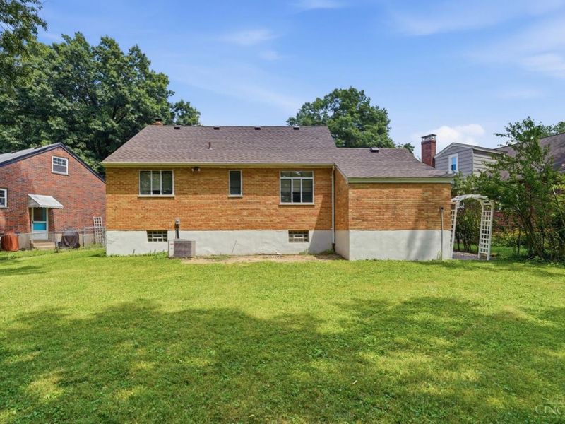 3783 S Broadlawn Circle, Silverton, OH 45236 Photo 26