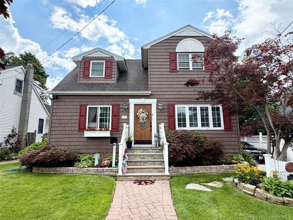 55 Willow Lane , Lindenhurst, NY 11757