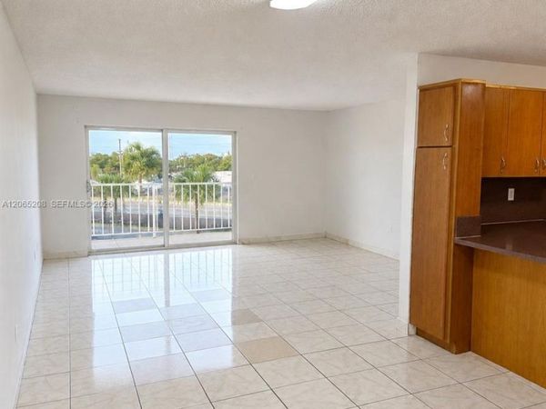 555 NE 123rd St , Unit 215-D, North Miami, FL 33161