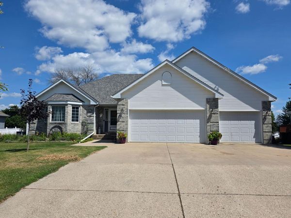 109 Anglewood Drive , Kenyon, MN 55946