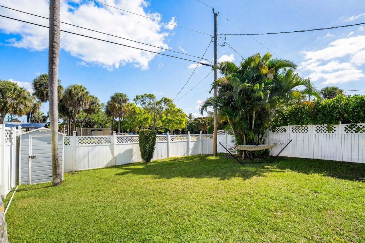 2103 N Palm Circle, North Palm Beach, FL 33408 Photo