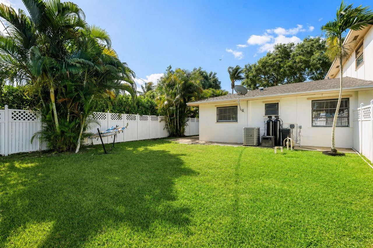 2103 N Palm Circle, North Palm Beach, FL 33408 Photo