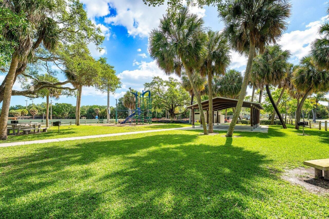 2103 N Palm Circle, North Palm Beach, FL 33408 Photo